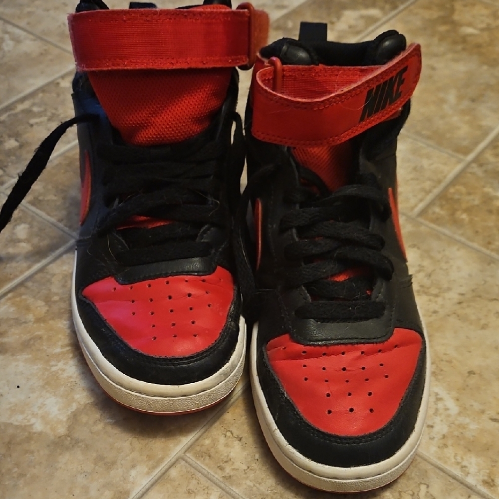 Nike Kids Black and Red Basketball Shoes 4Y